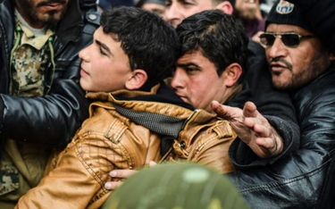 Tysiące uchodźców z bombardowanego syryjskiego Aleppo szturmuje turecką granicę