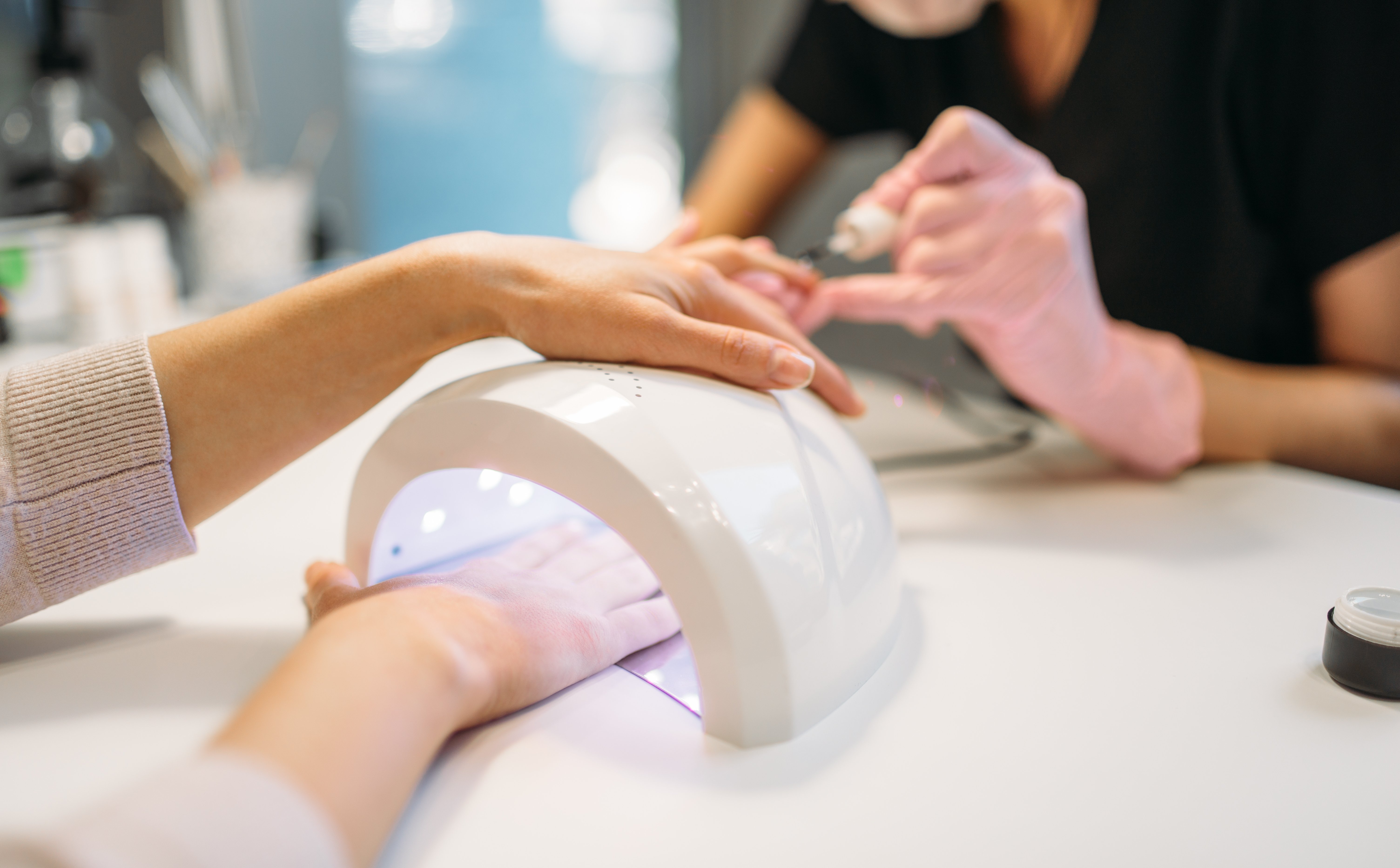 UE nie zakaże manicuru hybrydowego, ale tylko jednego składnika lakierów. "Klienci mocno zestresowani"