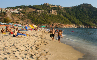 W lipcu najwięcej turystów przyjechało na wybrzeże Morza Śródziemnego, zwane popularnie Riwierą Ture