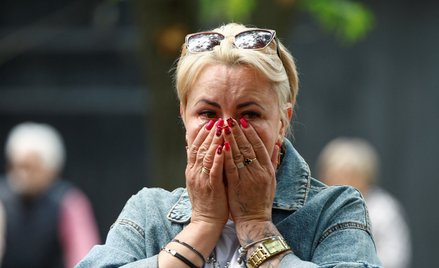 Kobieta na miejscu zdarzenia w budynku mieszkalnym, w którym w wyniku rosyjskiego ataku rakietowego 