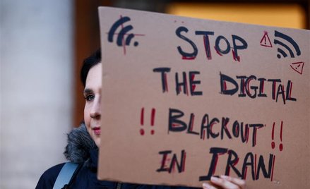 Kobieta trzymająca transparent podczas wiecu poparcia dla ogólnokrajowych protestów w Iranie, Rzym.