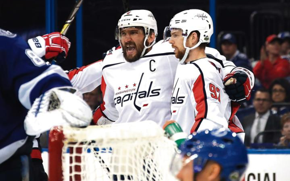 Aleksiej Owieczkin, kapitan Washington Capitals, to jedna z największych i najlepiej opłacanych gwia