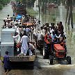 Pakistan, Bassera. Rodziny poszkodowane przez powódź wracają do swoich zalanych domów