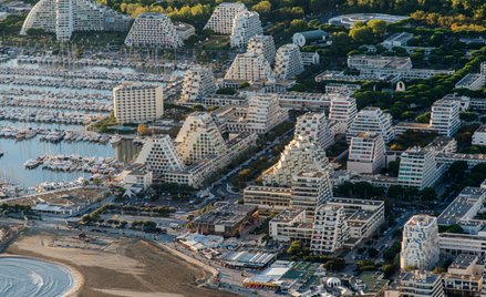 W latach 60. i 70., w nadmorskim pasie od Perpignan do Montpellier powstało kilka nowych kurortów. C