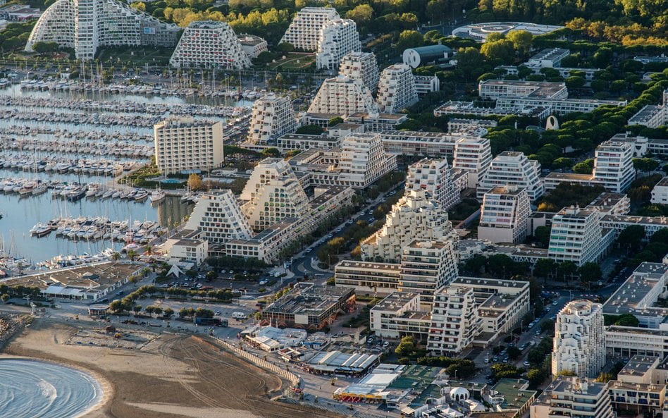 W latach 60. i 70., w nadmorskim pasie od Perpignan do Montpellier powstało kilka nowych kurortów. C