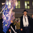 Janusz Korwin-Mikke palił flagi unijne, zanim stało się to modne. Happening przed bramą Uniwersytetu