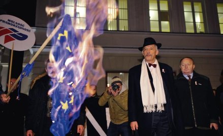 Janusz Korwin-Mikke palił flagi unijne, zanim stało się to modne. Happening przed bramą Uniwersytetu