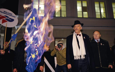 Janusz Korwin-Mikke palił flagi unijne, zanim stało się to modne. Happening przed bramą Uniwersytetu