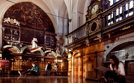 Dwór Artusa w Gdańsku usytuowany jest w centrum miasta, przy Długim Targu 44. Dawniej był miejscem s