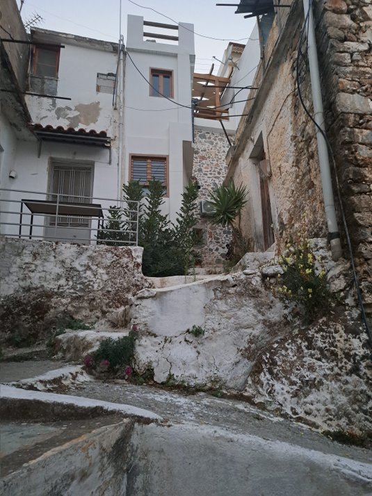 Ujęcie wody do podlewania oliwek. Z nieznanych powodów każdy rolnik ma swoją rurę. Te prowadzą ponad