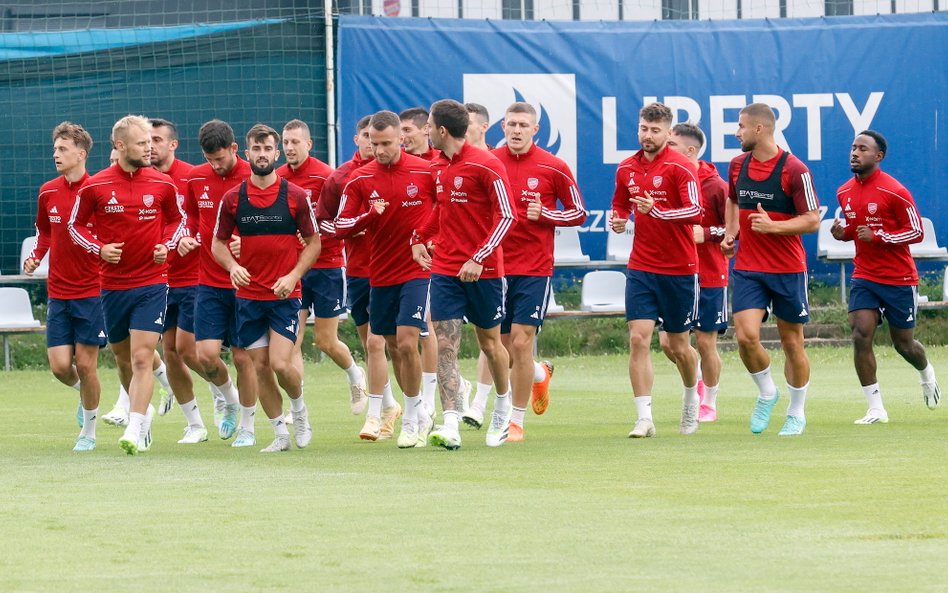 Kurtyna w górę. W sobotę Raków - Legia o Superpuchar Polski