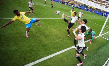 MŚ 2026, Brazylia – Japonia. Endrick w walce o piłkę z  Hirokim Ito