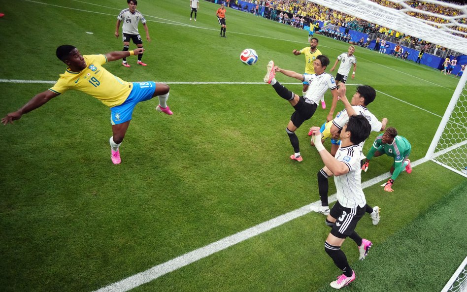 MŚ 2026, Brazylia – Japonia. Endrick w walce o piłkę z  Hirokim Ito