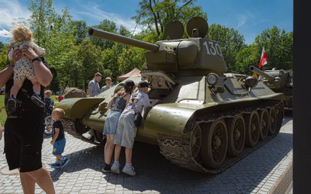 Wsród prezentowanego sprzętu znajdzie się radziecki czołg T-34, dobrze znany starszym z serialu „Czt