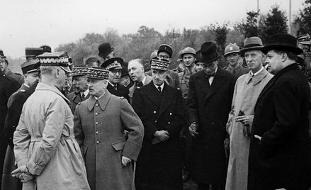 Z nadzieją na zwycięstwo: obchody święta 3 Maja we Francji, rok 1940. Pierwszy z lewej generał Włady