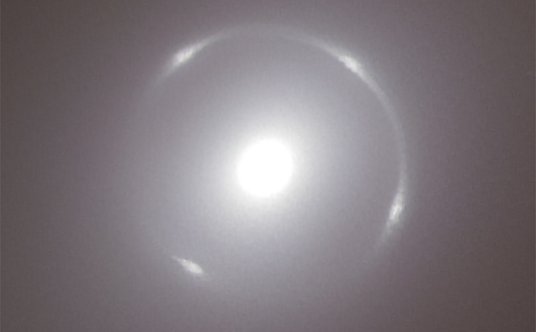 Zbliżenie na pierścień Einsterina wokół galaktyki NGC 6505