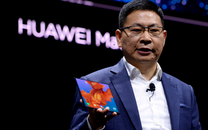 Richard Yu, szef części Huawej związanej z elektroniką konsumencką demonstruje nowy smartfon Mate X