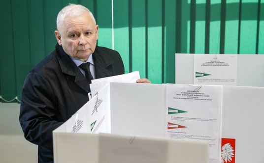 Wybory samorządowe 2024. Prezes PiS Jarosław Kaczyński głosuje w Szkole Głównej Służby Pożarniczej w