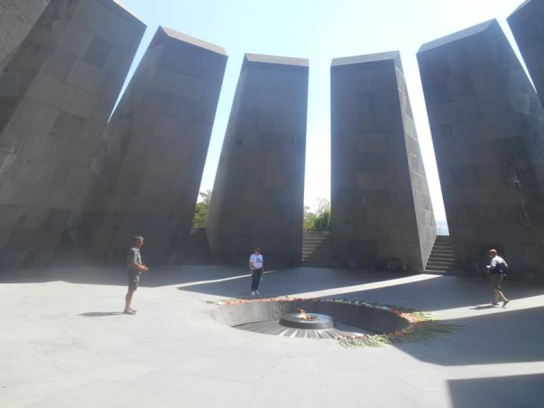 Pomnik ludobójstwa dokonanego na Ormianach w czasie I wojny światowej góruje nad Erywaniem.