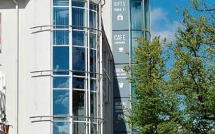 Państwowa Galeria Sztuki przy wejściu na sopockie molo