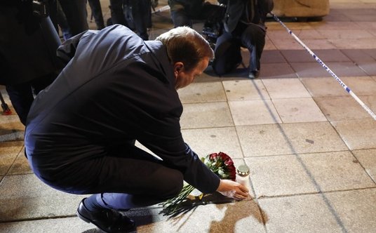 Szwedzki premier na miejscu ataku