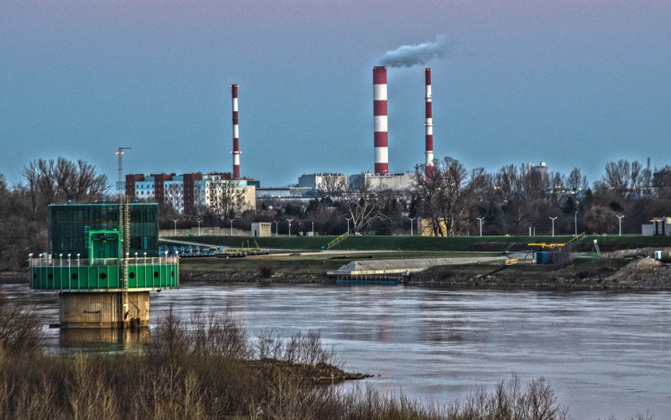 Ujęcie wody „Gruba Kaśka” na Wiśle. W tle Elektrociepłownia Siekierki w Warszawie.