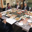 Ścierają się argumenty zwoleników i przeciwników ustawowego uregulowania wysokości opłat kartowych