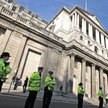 Bank Anglii okrążony przez brytyjską policję