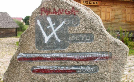 W gminie Puńsk napisy w języku litewskim zostały zamalowane białą i czerwoną farbą. Zniszczono 28 ta
