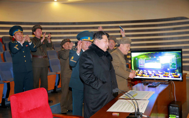 Kim Dzong Un cieszy się ze swojej rakiety