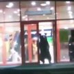 Niedźwiedź w drzwiach centrum handlowego "Podsołnuch" w Chabarowsku