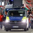 Policyjny radiowóz eskortujący węgierskich kibiców w Stuttgarcie