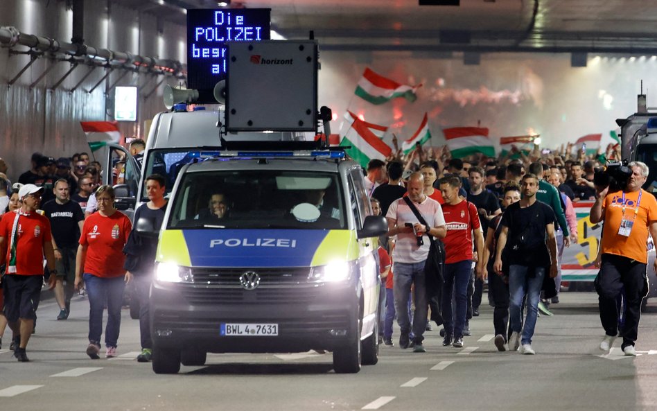 Policyjny radiowóz eskortujący węgierskich kibiców w Stuttgarcie