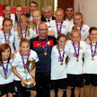 Mistrzynie Europy ze złotymi medalami i swoim trenerem Zbigniewem Witkowskim (w pierwszym rzędzie)