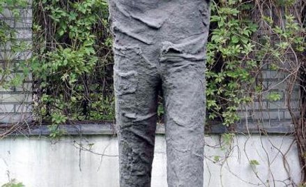 Magdalena Abakanowicz, M, beton, żywica, płótno workowe, 200 x 67 x 95 cm, 2008 r., własność Galerii