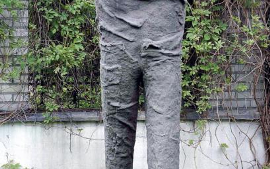 Magdalena Abakanowicz, M, beton, żywica, płótno workowe, 200 x 67 x 95 cm, 2008 r., własność Galerii