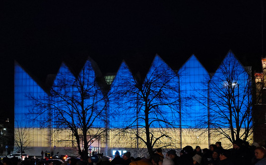 Fasada filharmonii w lutym 2022 roku, po agresji rosyjskiej na Ukrainę.
