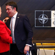 Stały przedstawiciel Wielkiej Brytanii w NATO Sarah MacIntosh i szef dyplomacji Macedonii Nikola Dim