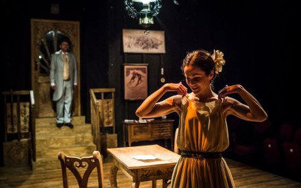 Ewa Kutynia gra kuzynkę pisarza i jego tłumaczkę Anielę Zagórską, a także Żonę Jessie