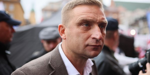 Prokuratura zarzuca Robertowi Bąkiewiczowi nawoływanie do popełnienia zbrodni