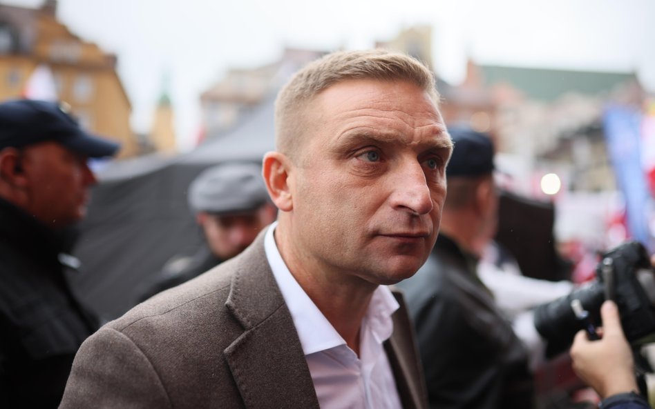 Lider Ruchu Obrony Granic Robert Bąkiewicz na manifestacji zwolenników Prawa i Sprawiedliwości na Pl