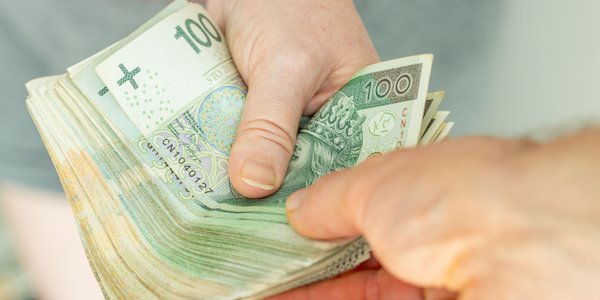 Darowizna od rodzica powinna iść na konto dziecka. Bo fiskus ją opodatkuje