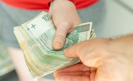 Darowizna od rodzica powinna iść na konto dziecka. Bo fiskus ją opodatkuje