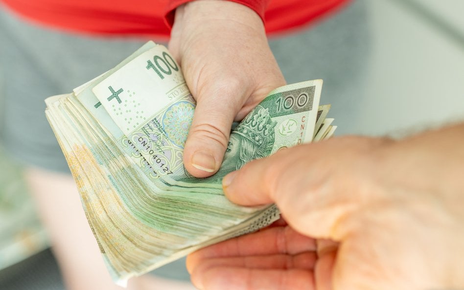 Darowizna od rodzica powinna iść na konto dziecka. Bo fiskus ją opodatkuje