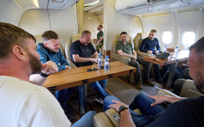 Prezydenta Ukrainy Wołodymyr Zełenski w samolocie z dowódcami obrońców huty Azowstal w Mariupolu