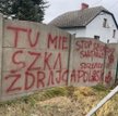 Kto zniszczył płot u posłanki PO? Napis „tu mieszka zdrajca”