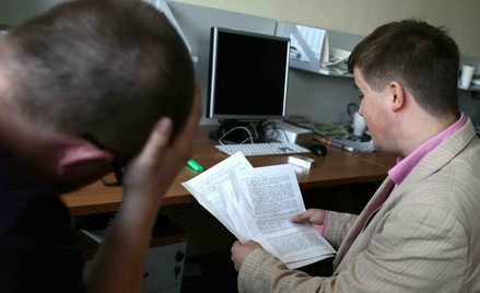 Za niesłuszne zwolnienie z pracy co do zasady należą się tylko trzy pensje, choćby okres pozostawani
