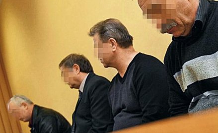 Przed Wojskowym Sądem w Poznaniu stanęli wczoraj m.in. ppłk Henryk W. (pierwszy z lewej) z Zielonej 