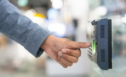 Kontrola czasu pracy za pomocą danych biometrycznych niezgodna z RODO