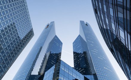 Dentons doradza Hines przy sprzedaży parków dystrybucyjnych oraz budynku biurowego do chińskiego inw